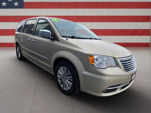 Used 2016 Chrysler Town & Country Touring-L image 12