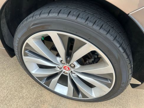 Used 2017 Jaguar F-PACE R-Sport image 14