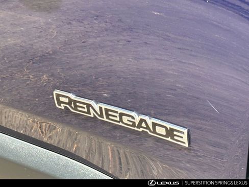 Used 2018 Jeep Renegade Latitude FWD image 9