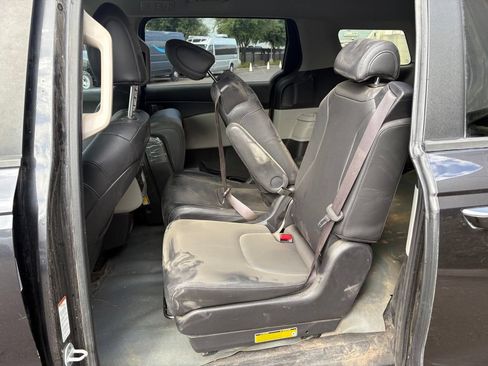 Used 2023 Kia Carnival LX FWD image 11