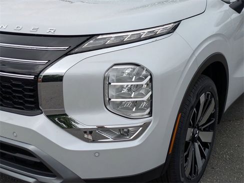 New 2025 Mitsubishi Outlander SE image 9