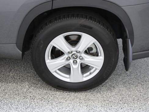 Used 2025 Toyota Highlander LE AWD/4WD image 10