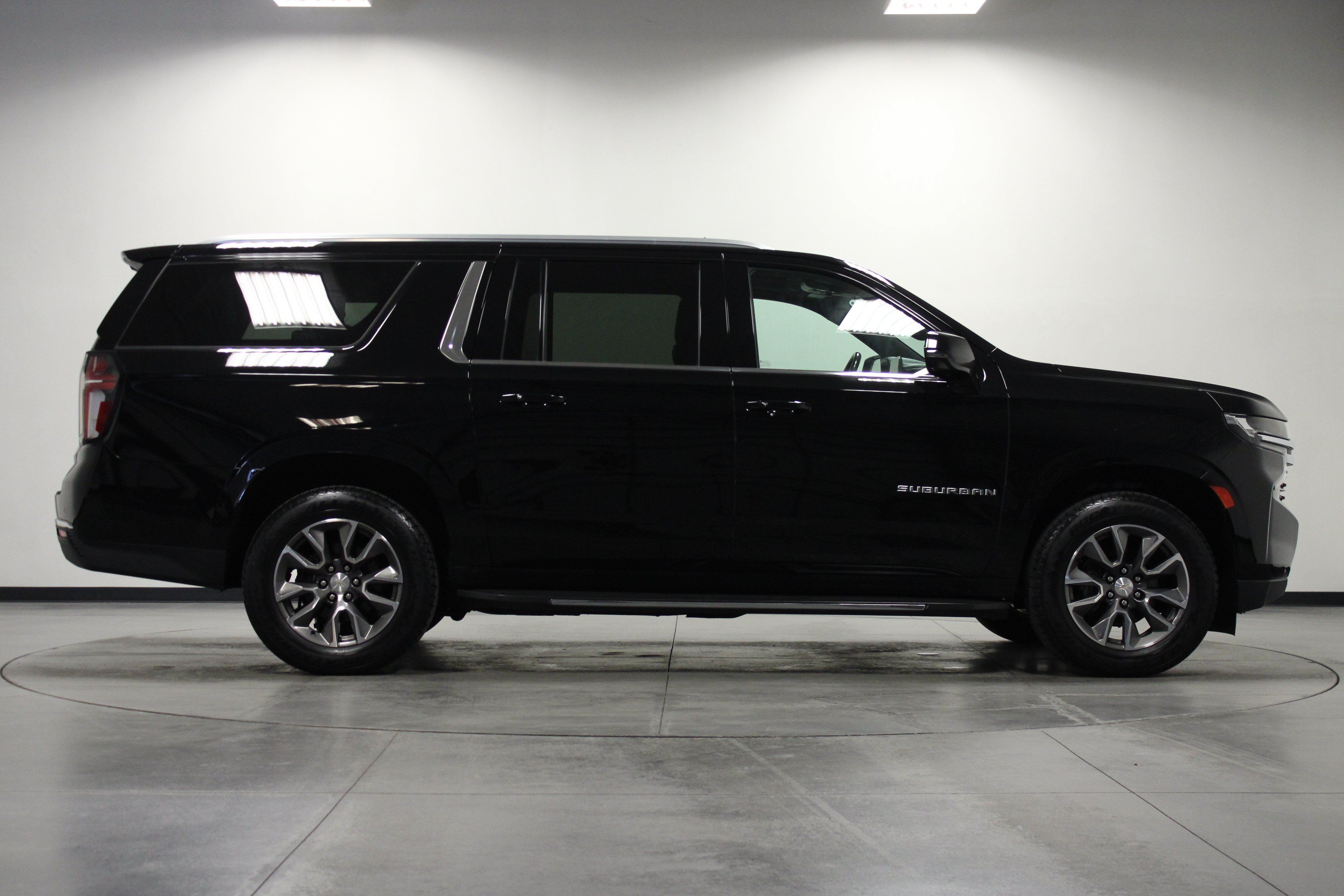 Used 2021 Chevrolet Suburban LT w/ LT Signature Package AWD/4WD image 3
