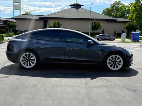 Used 2022 Tesla Model 3 Standard Range image 4