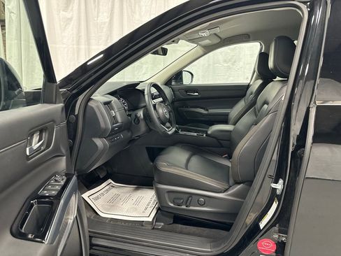 Used 2024 Nissan Pathfinder SL AWD/4WD image 10