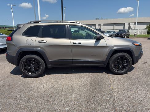Used 2016 Jeep Cherokee Trailhawk w/ Comfort/Convenience Group AWD/4WD image 6
