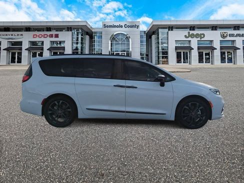 Used 2024 Chrysler Pacifica Touring-L w/ Road Tripper Package image 9