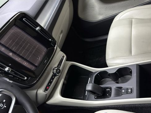 Used 2022 Volvo XC40 T5 Momentum w/ Premium Package image 20