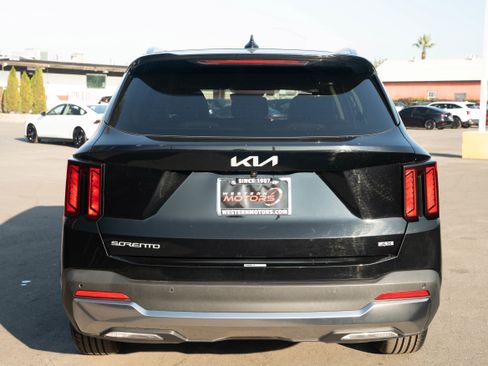 Used 2024 Kia Sorento S image 6