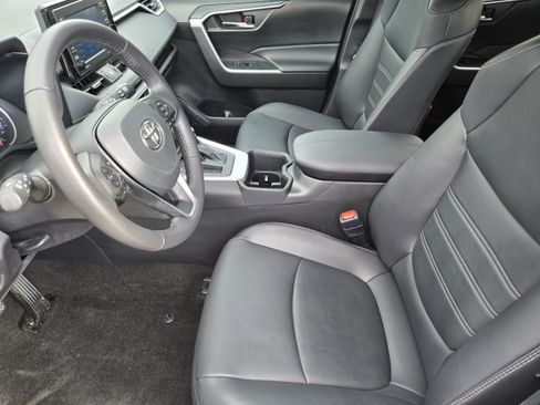 Used 2022 Toyota RAV4 XLE Premium FWD image 9
