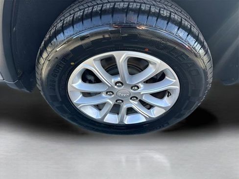 Used 2021 Jeep Grand Cherokee Laredo image 34