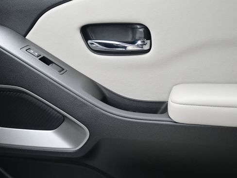 Used 2025 Nissan Frontier SV image 26