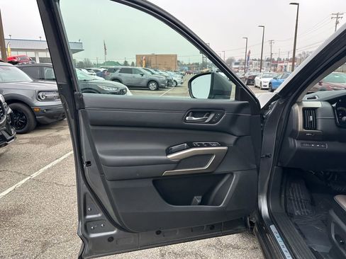 Used 2023 Nissan Pathfinder Platinum image 27