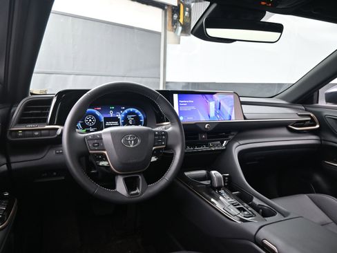 Certified 2025 Toyota Crown XLE image 19