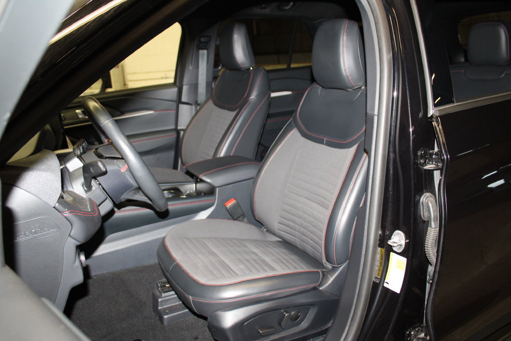 Used 2025 Ford Explorer ST-Line AWD/4WD image 24