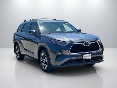 Used 2020 Toyota Highlander XLE FWD image 3