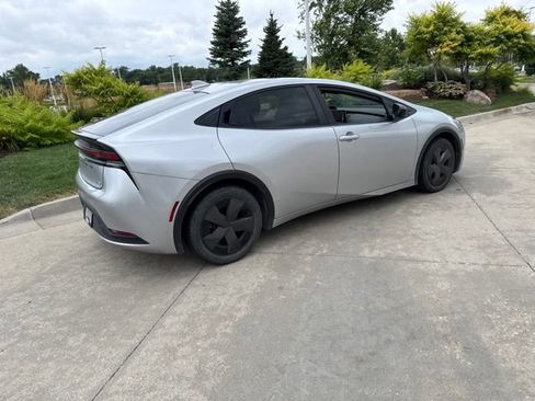 Used 2024 Toyota Prius LE FWD image 3