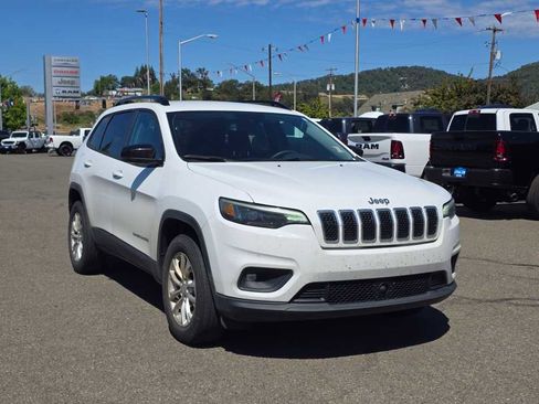 Used 2022 Jeep Cherokee Latitude Lux w/ Mopar Interior Package AWD/4WD image 4