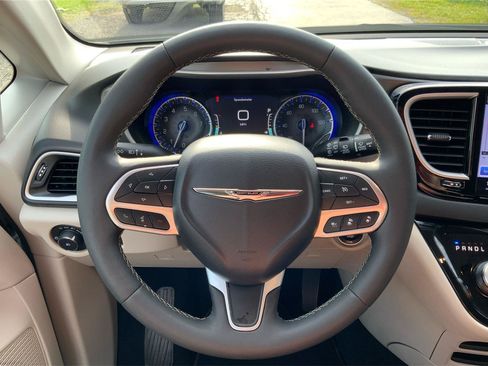 Used 2024 Chrysler Pacifica Touring-L FWD image 16