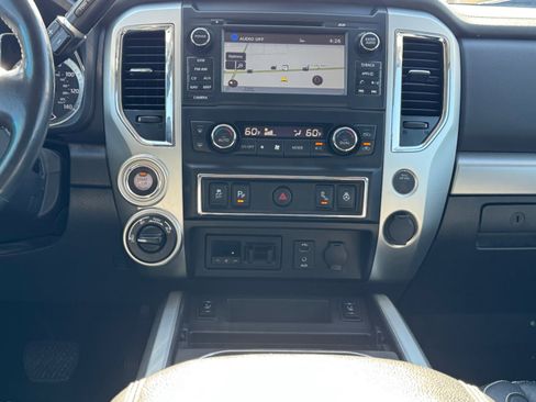 Used 2018 Nissan Titan PRO-4X w/ Pro-4x Convenience Package AWD/4WD image 15
