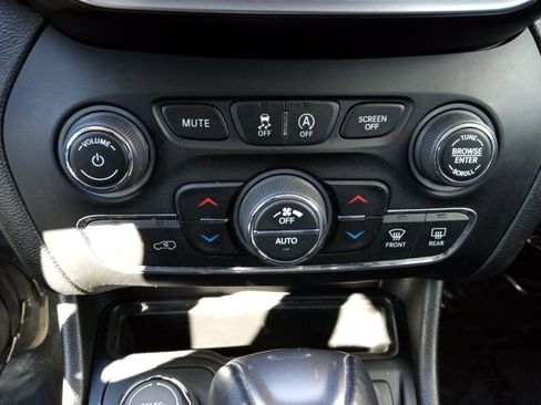 Used 2020 Jeep Cherokee Limited image 16