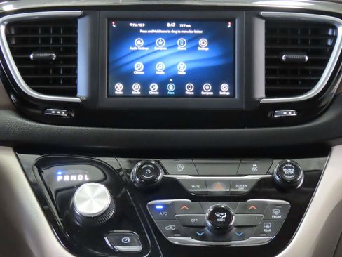 Used 2020 Chrysler Voyager Lxi FWD image 8