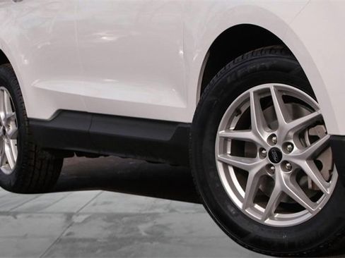 Used 2024 Ford Edge SEL image 3