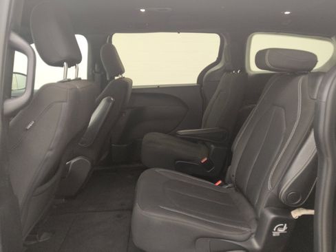 Used 2020 Chrysler Pacifica Touring w/ S Appearance Package FWD image 18