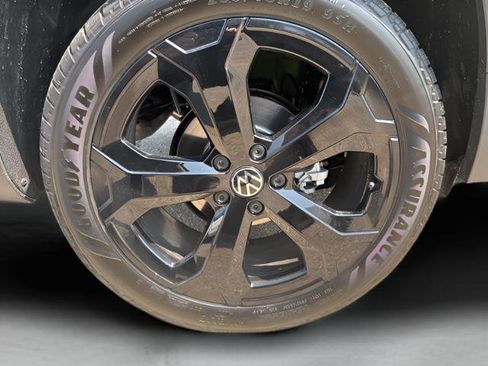 New 2025 Volkswagen Taos SE image 26