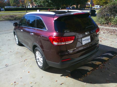 Used 2016 Kia Sorento LX image 10