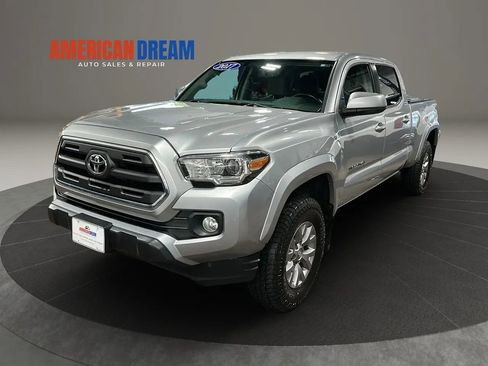 Used 2017 Toyota Tacoma SR5 w/ Tow Package AWD/4WD image 1
