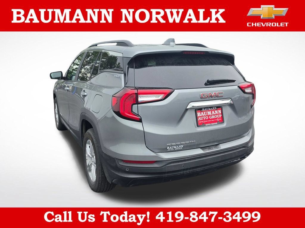 Used 2024 GMC Terrain SLE w/ Driver Convenience Package FWD image 12