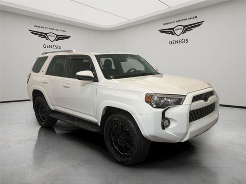 Used 2017 Toyota 4Runner SR5 AWD/4WD image 7