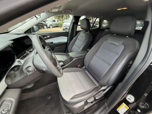 Used 2025 Chevrolet Trax LT FWD image 33