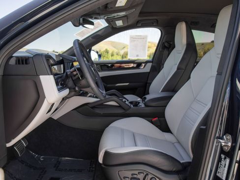 Certified 2025 Porsche Cayenne Turbo AWD/4WD image 5