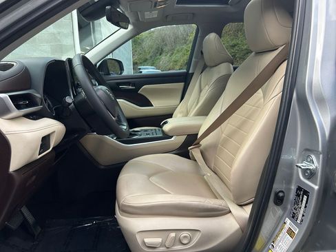 Used 2022 Toyota Highlander XLE AWD/4WD image 6