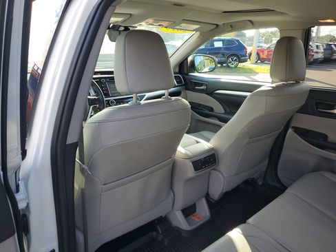 Used 2019 Toyota Highlander XLE image 17