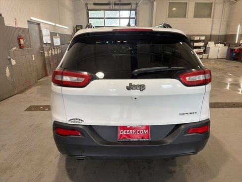 Used 2017 Jeep Cherokee Sport FWD image 4