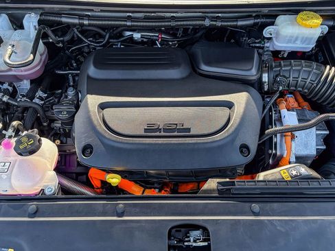 Used 2025 Chrysler Pacifica Premium image 56