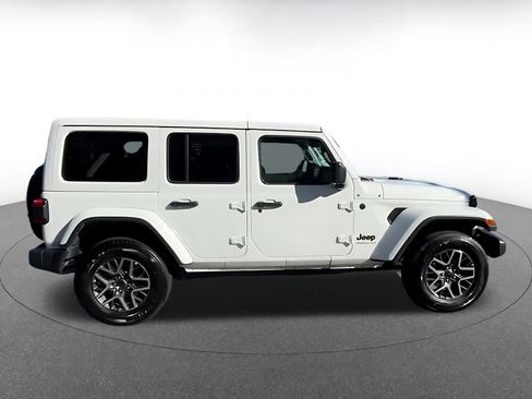 Used 2025 Jeep Wrangler Sahara image 11