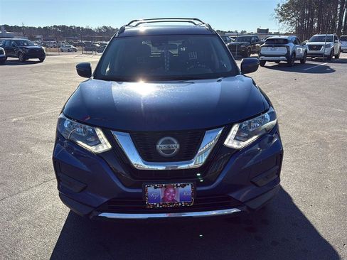Used 2020 Nissan Rogue SV image 2