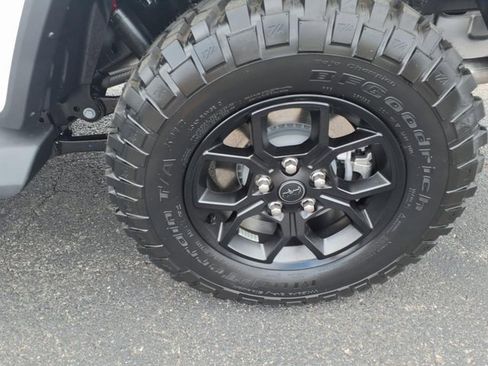 New 2025 Jeep Gladiator Sport image 4