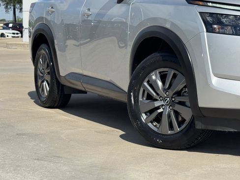 Used 2025 Nissan Pathfinder SV FWD image 13
