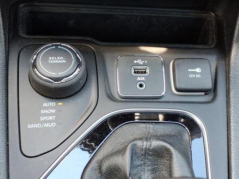 Used 2020 Jeep Cherokee Limited AWD/4WD image 18
