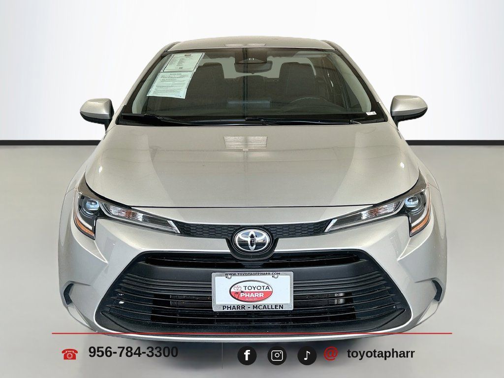 Used 2025 Toyota Corolla LE FWD image 2