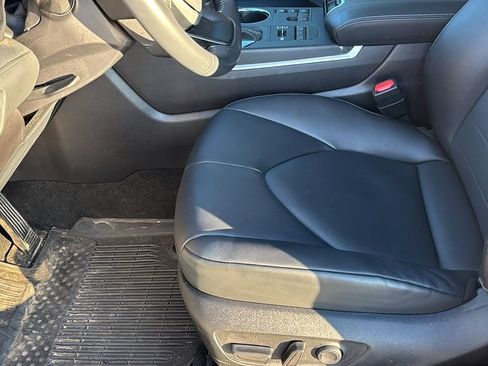 Used 2025 Toyota Highlander XLE AWD/4WD image 28