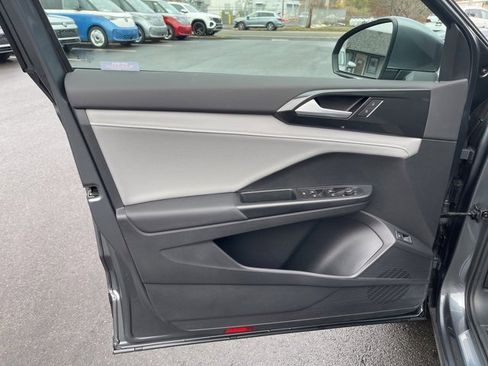 Certified 2022 Volkswagen Taos SEL w/ Panoramic Sunroof Package image 16