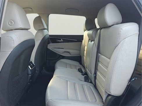 Used 2019 Kia Sorento EX image 11