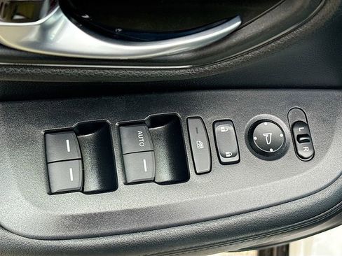 Used 2025 Honda HR-V LX image 17
