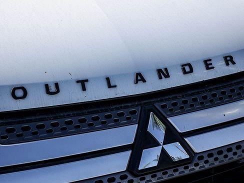 Used 2019 Mitsubishi Outlander SEL image 16